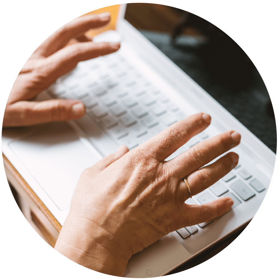 Computer-Writing-min Psychotherapie Fernberatung Frau an Laptop